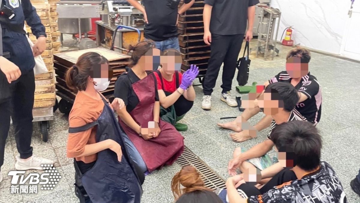 打黑工的移工會安排在豆腐工廠內從事洗桶子、炸豆腐。(圖/TVBS)