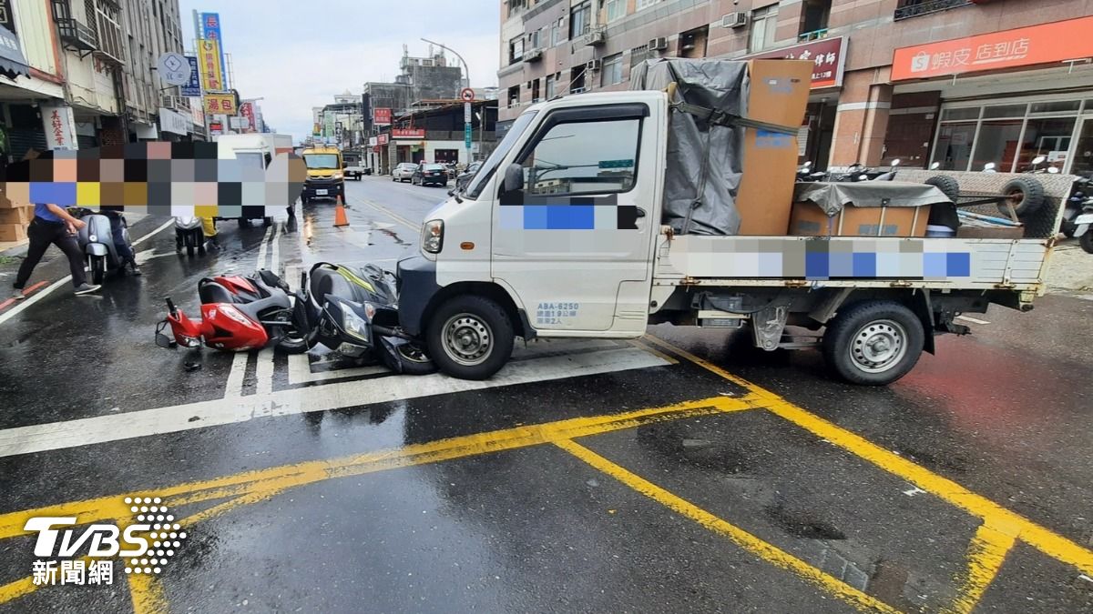 忘拉手剎車...貨車下秒「馬路直直撞」 2騎士慘被擊落