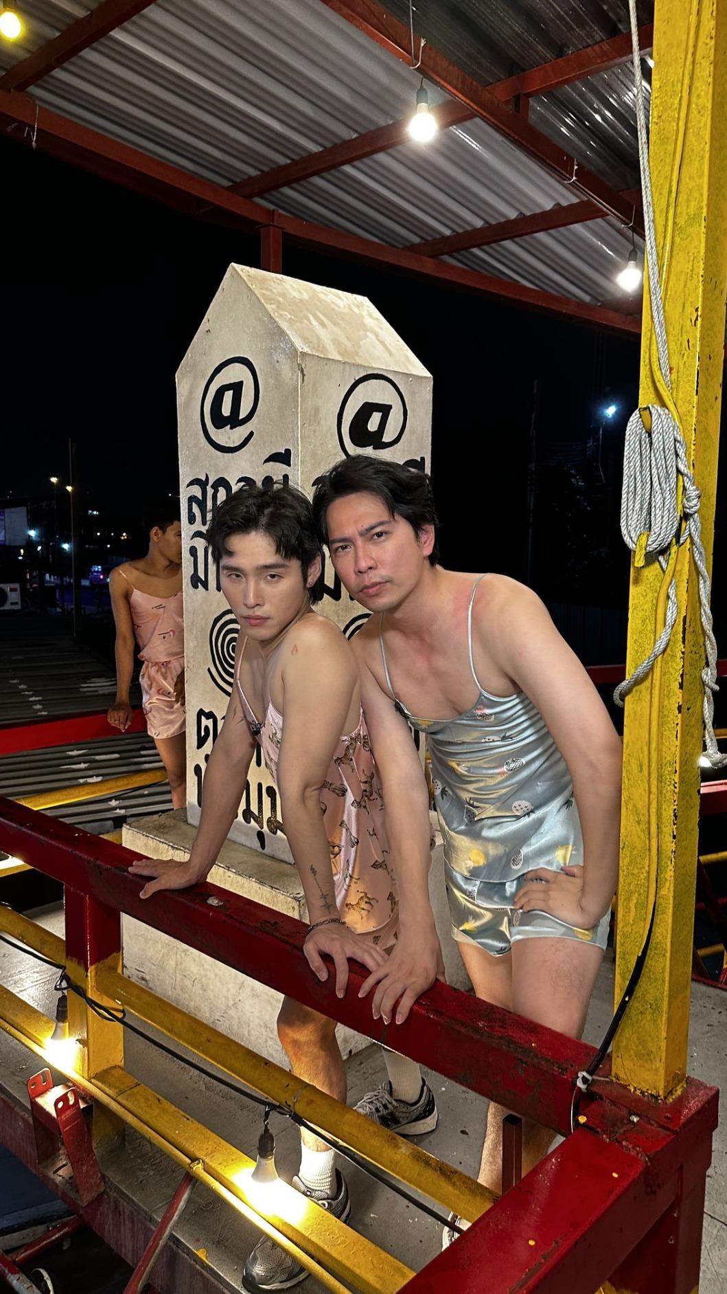 展榮在猛男餐廳表演，還拖隨行的石頭下海。（圖／甲上娛樂提供）