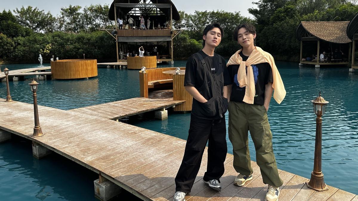 展榮（左）、展瑞主持新型態旅遊實境秀《這群人在旅行泰國特別篇》。（圖／甲上娛樂提供）