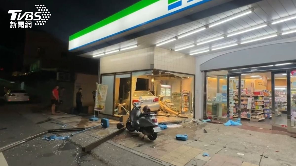 雲林轎車莫名「撞進超商」!店內小情侶衰遭波及 2傷送醫