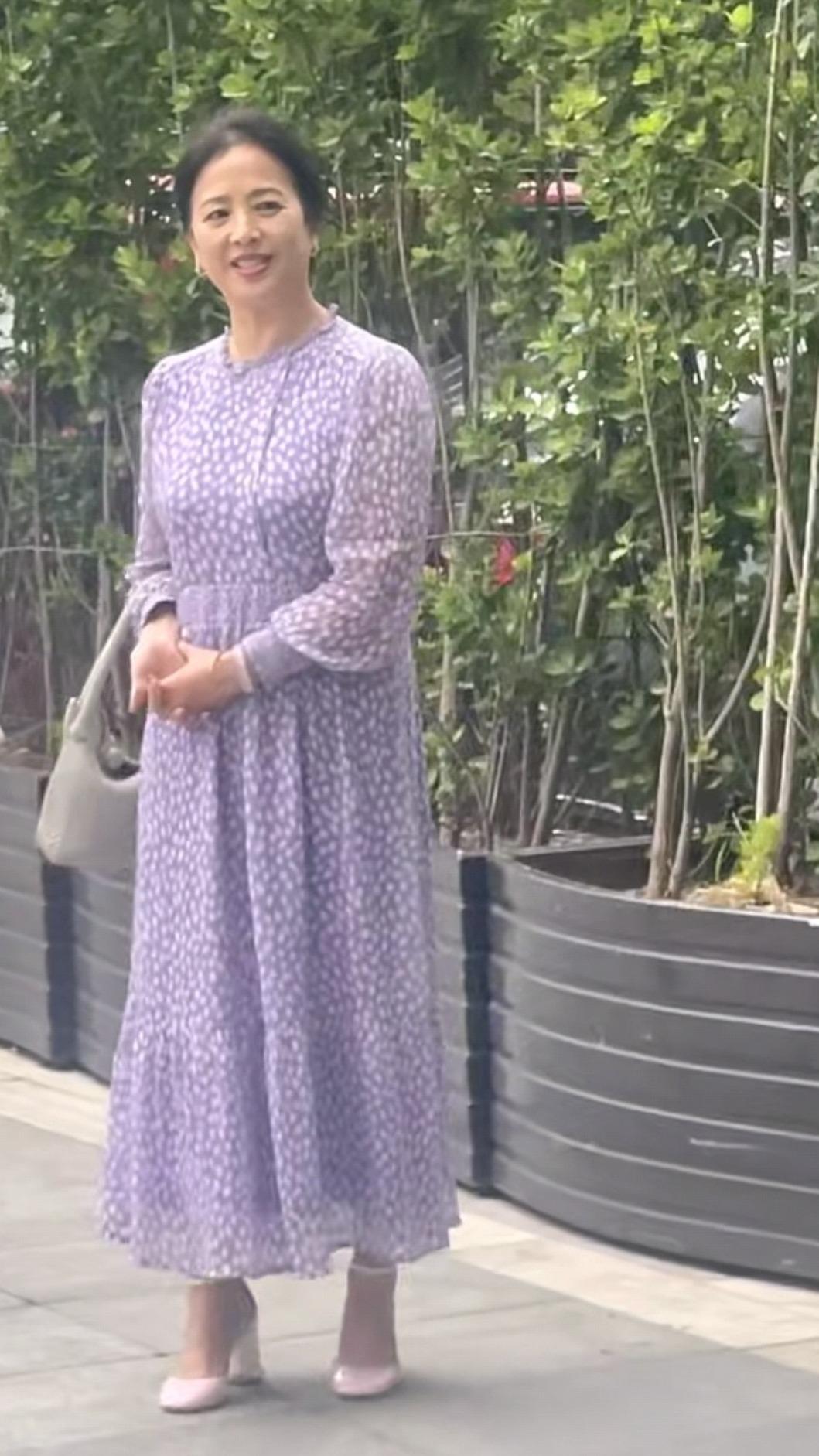 劉亦菲媽媽在街頭被偶遇。(圖/翻攝自微博)