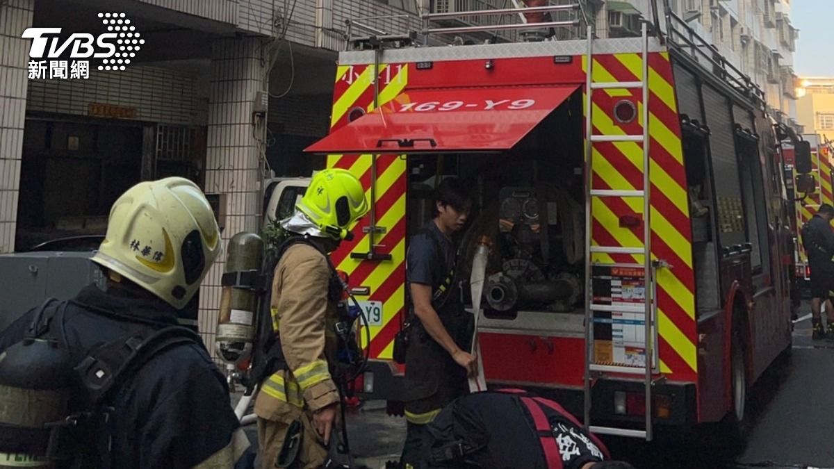 快訊/小港透天厝清晨火警!廚房狂竄濃煙 救出1男緊急送醫