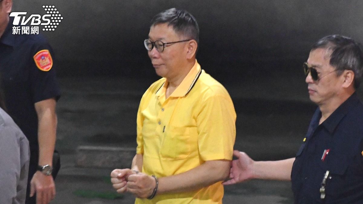 柯文哲遭北檢二度提訊,臉上露出一抹微笑。(圖/胡瑞f麒攝)