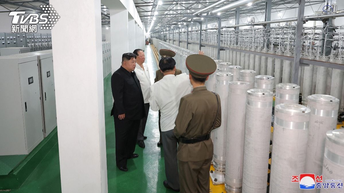 金正恩強調將耐心地擴大生產核物質。（圖／達志影像路透社）