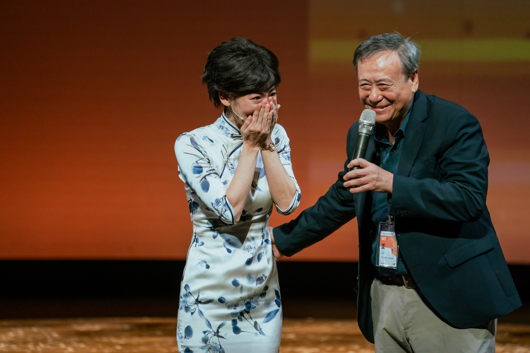 劇組為大久保麻梨子(左)驚喜慶生,讓她相當感動。(圖/財團法人影想文化藝術基金會提供)
