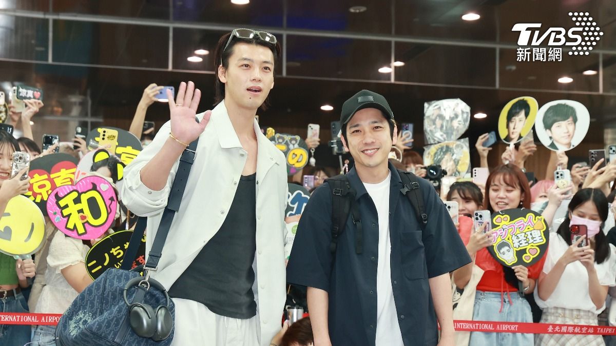 兩人的穿搭色彩似乎特別配合《黑色止血鉗2》的劇名。(圖/黃城碩攝)