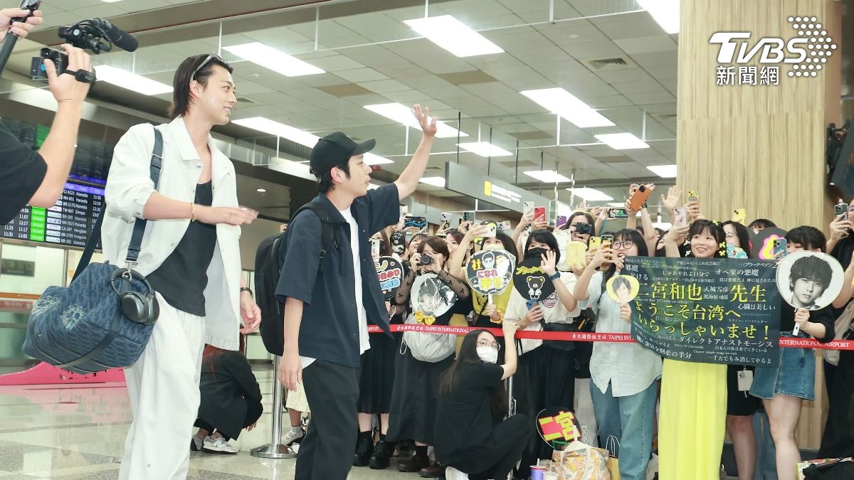 二宮和也(右)、竹內涼真與現場粉絲揮手致意。(圖/黃城碩攝)