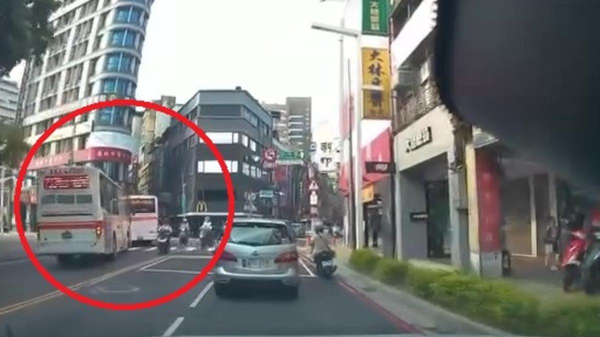 劣！新北公車搶快「逆向」左轉　機車族夾縫過馬路