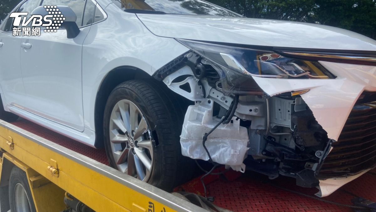 國1新竹段半聯結車突掉「3根金屬棒」逃逸 後車車頭慘被削爛