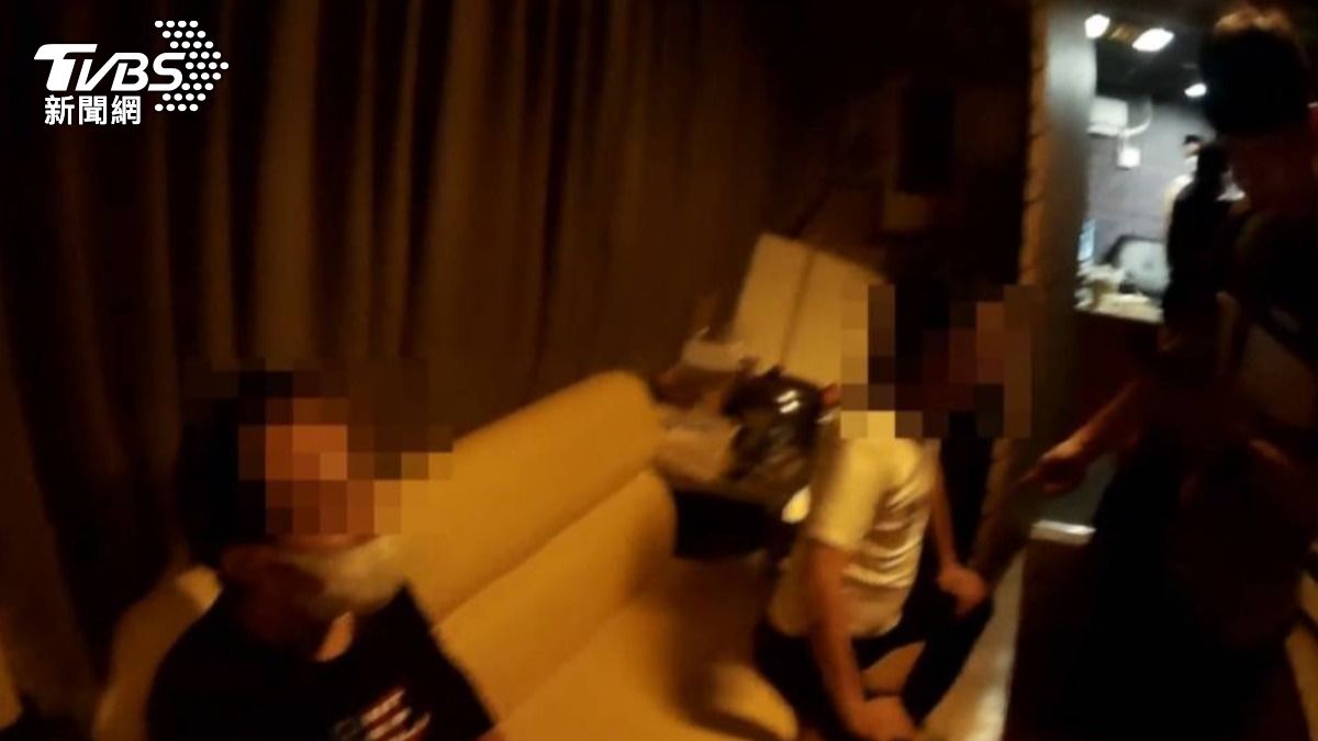 警方在會館內當場查獲3名男客與2名女服務生。（圖／TVBS）