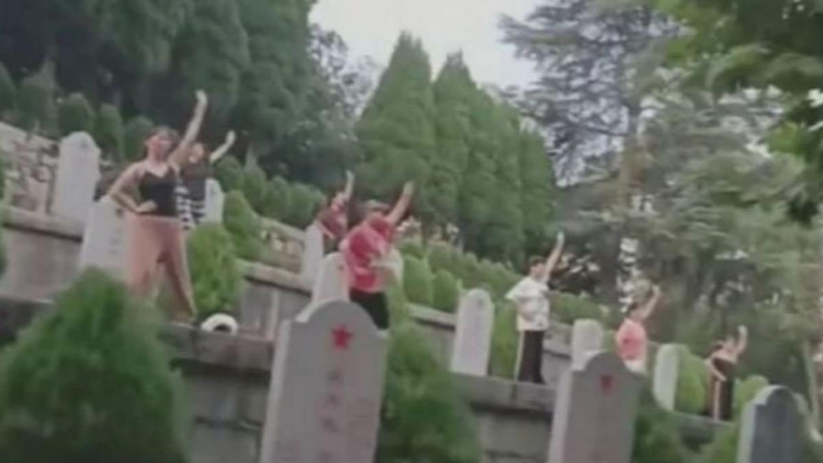 廣場舞跳到烈士公墓前!管理員驅趕中國大媽無用 網批:絕不姑息