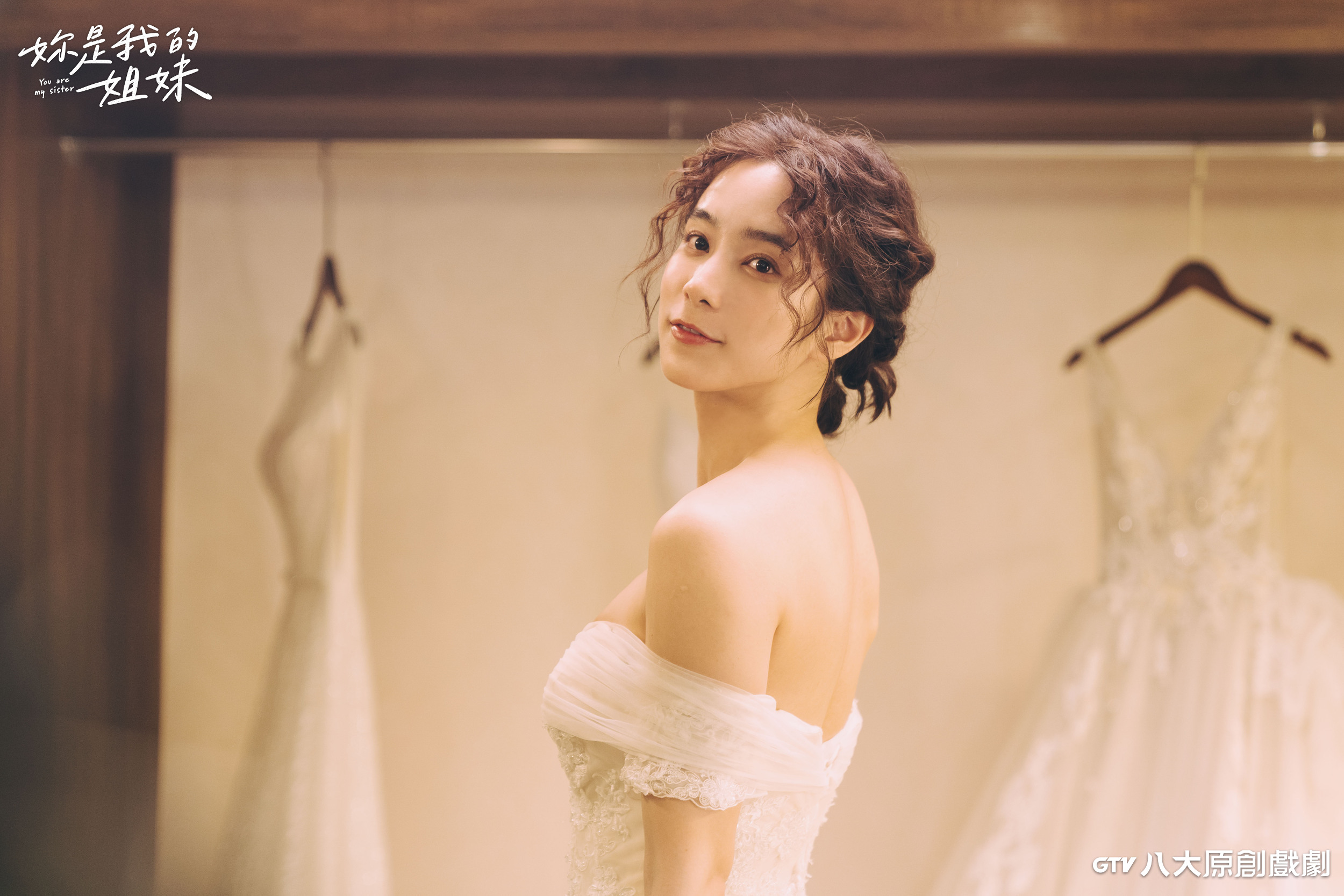 温貞菱突穿白紗現身!露白嫩香肩超絕美 鬆口「夢幻海島婚禮」