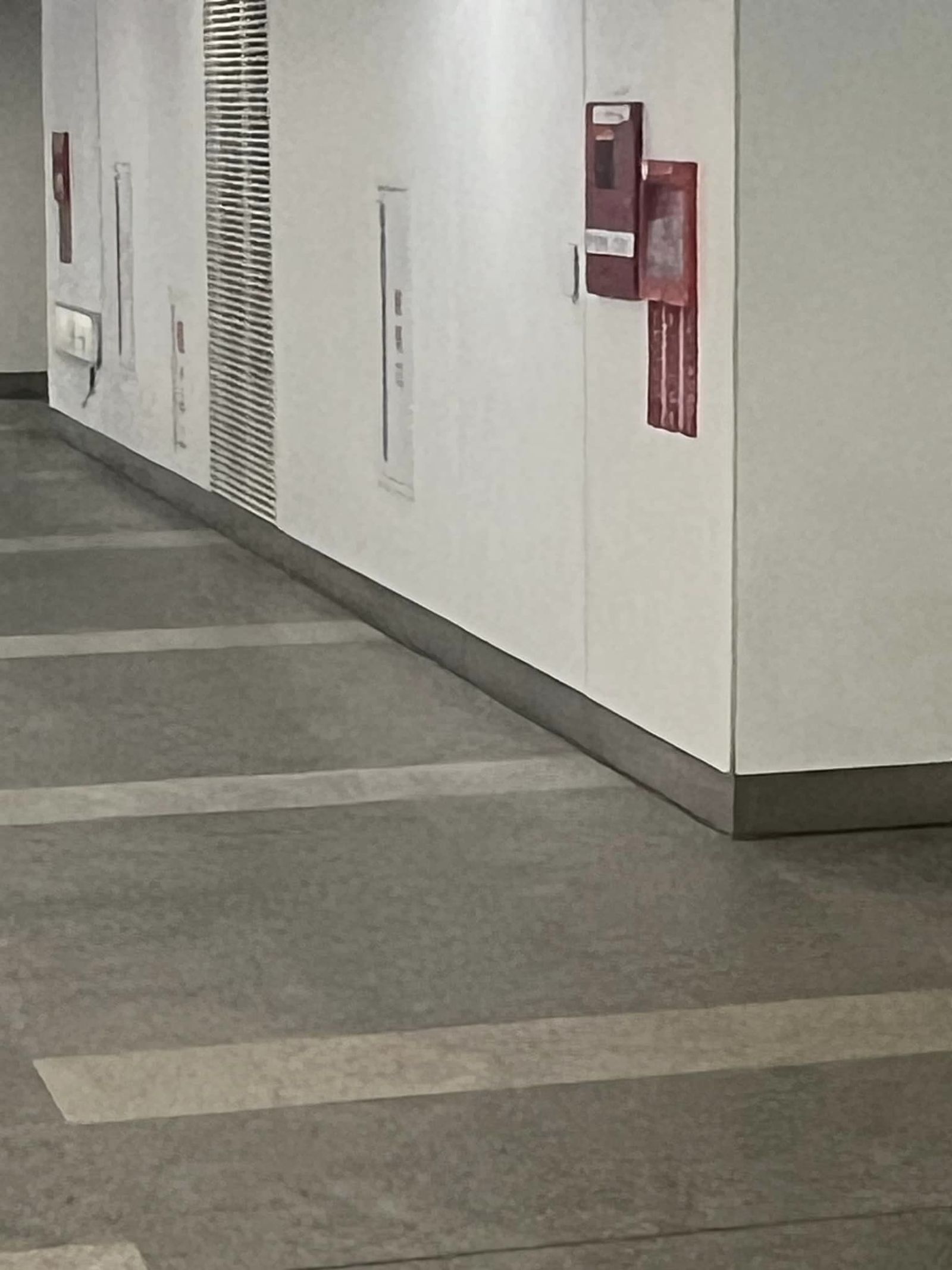 粉專揭露曾目睹街友跑進維修口內睡覺,擔憂安全問題。(圖/翻攝自臉書粉專「你們鬼哥の三貓流的某一年夏天」)