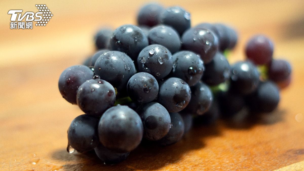 葡萄上白粉末該洗掉?日營養師「搖頭」揭正確洗法 連皮吃更好