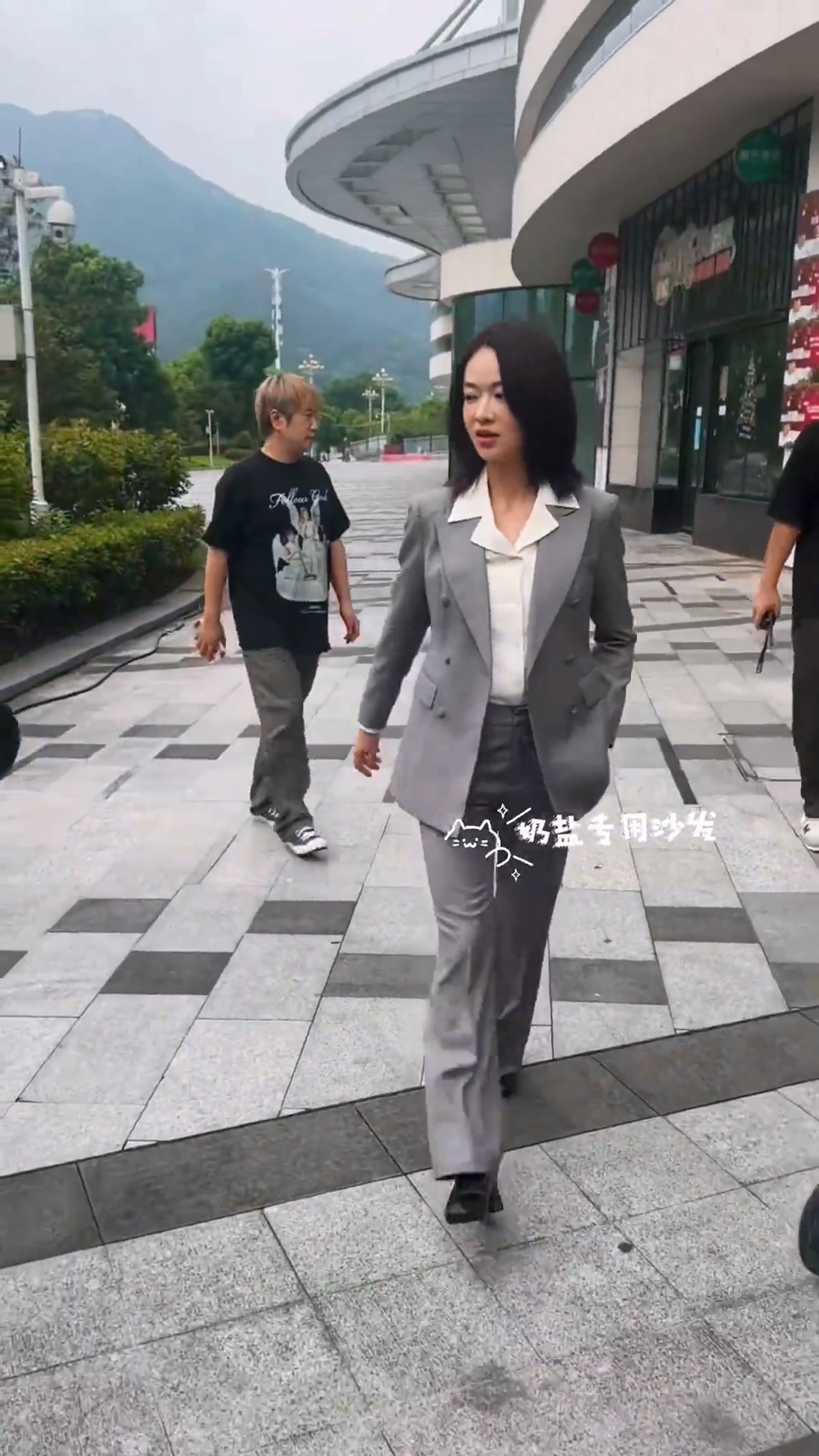 另一支影片中吳謹言穿的是合身襯衫及西裝西褲,平日很瘦的她少有這麼明顯的小腹。(圖/翻攝自微博)
