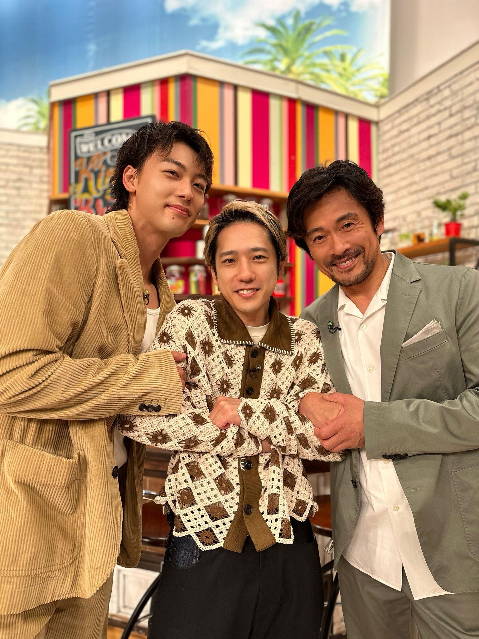 二宮和也(中)爆料,竹內涼真(左)常偷偷模仿內野聖陽(右)飾演的「佐伯醫生」。(圖/翻攝自blackpean_tbs推特)