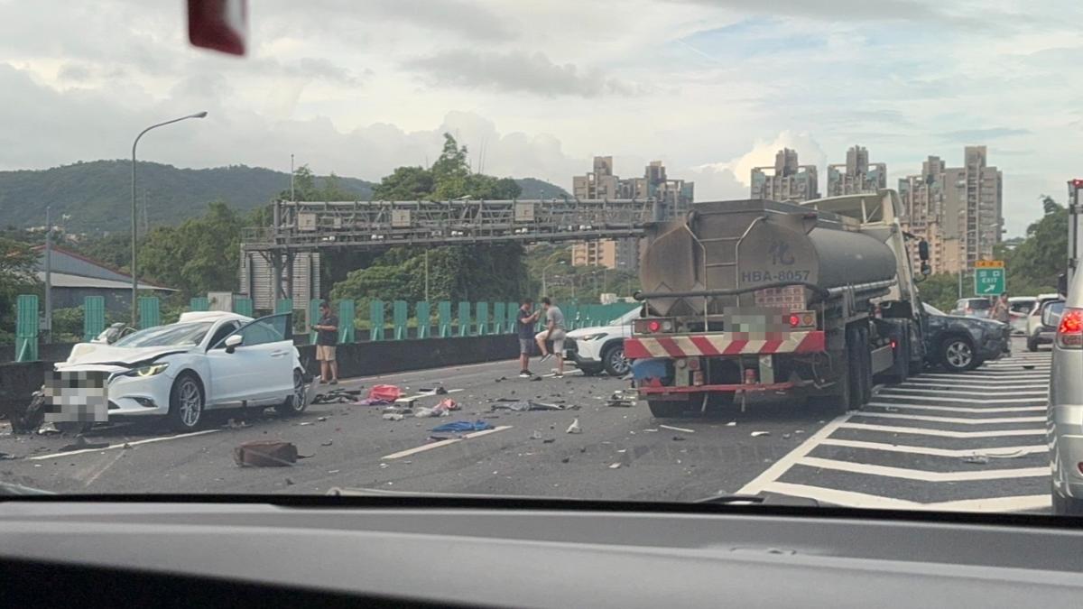 6車連環撞!國3南下南港段塞爆 「9人送醫」驚悚畫面曝