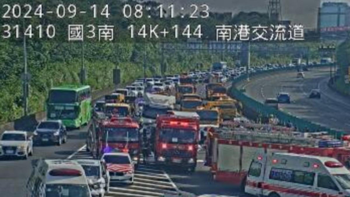 多輛救護車待命。(圖/翻攝國道即時路況)