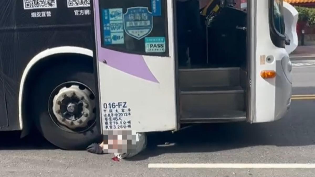 老翁遭國光客運撞倒後下半身被前輪輾壓住。(圖/爆料公社)