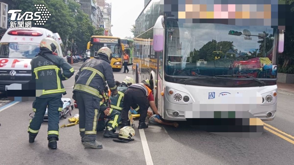 警消人員到場搶救。(圖/TVBS)