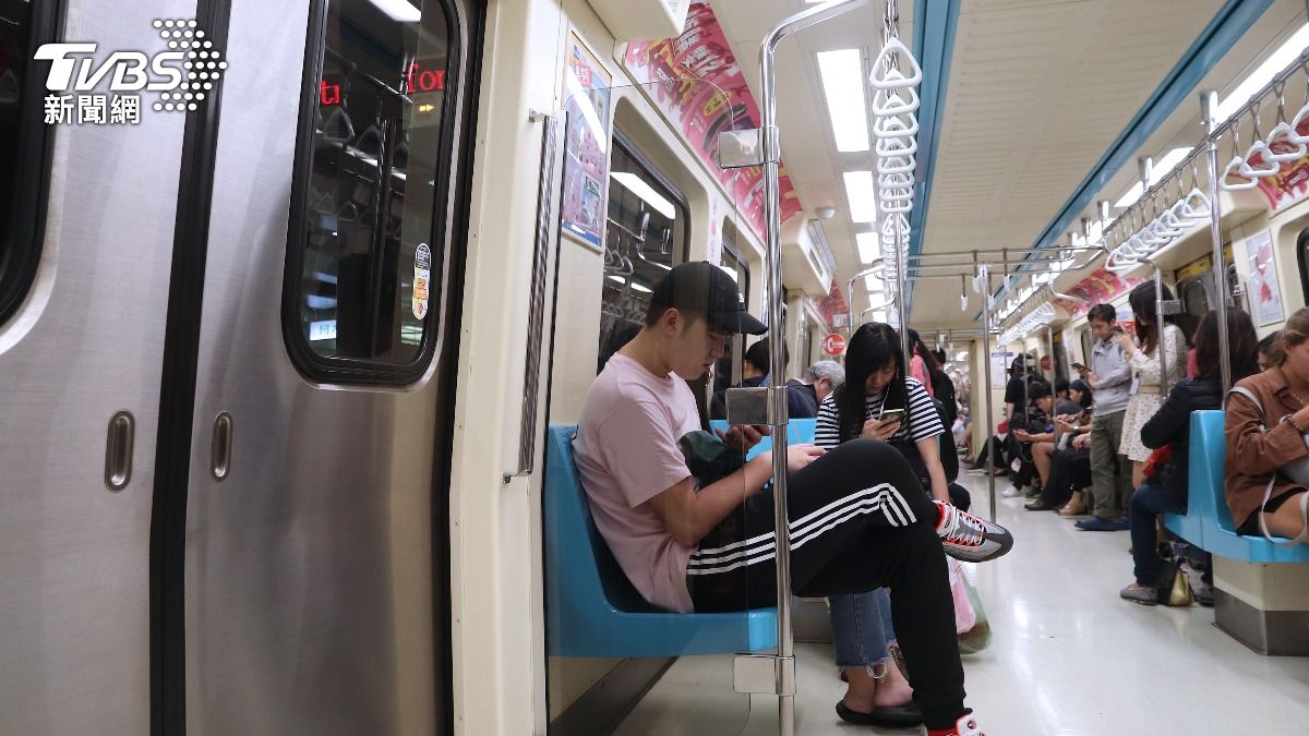捷運打翻飲料擺爛!清潔老伯默默「蹲地擦拭」 畫面曝光3萬人心疼