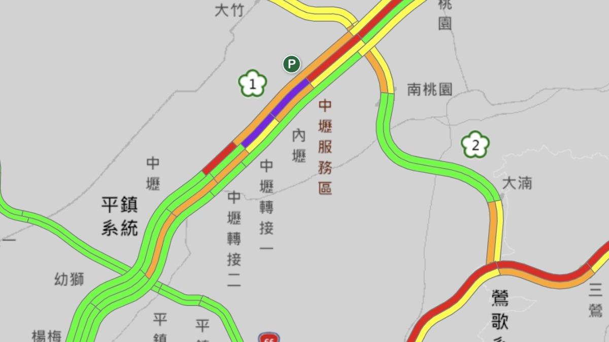 機場系統到中壢路段紫爆。(圖/翻攝高速公路即時路況)