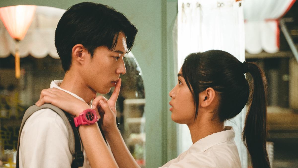 黃信赫(左)、雷嘉汭在學生餐廳大方親吻狂放閃。(圖/CATCHPLAY+提供)