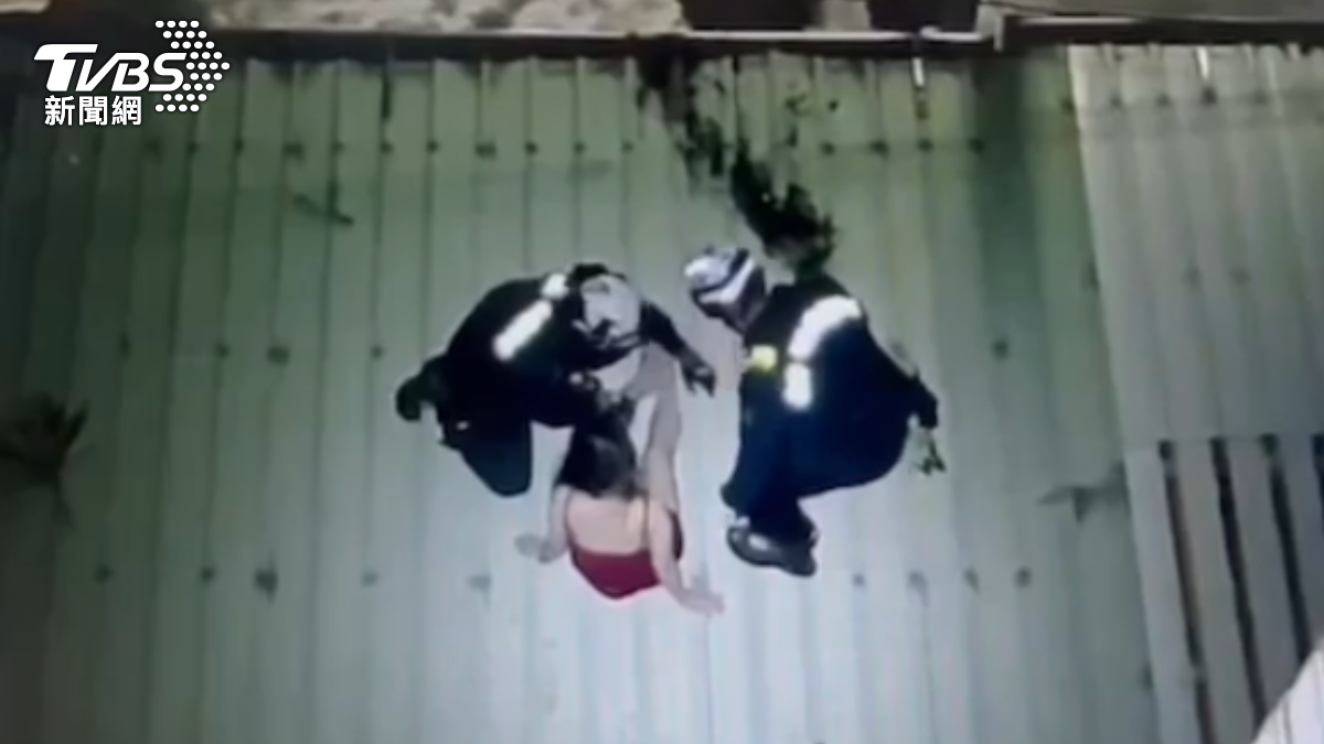 兩名員警順利將女子成功救出。（圖／TVBS）