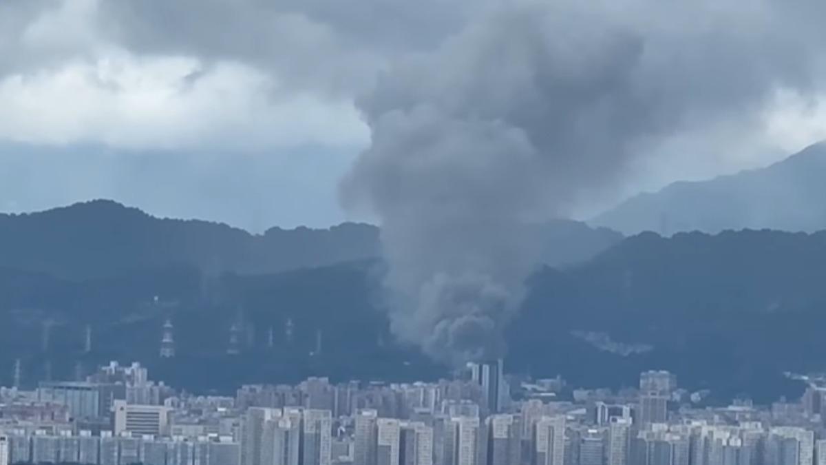 新北市土城永豐路工廠火警造成大量濃煙飄散天空。（圖／新北消防發爾麵）