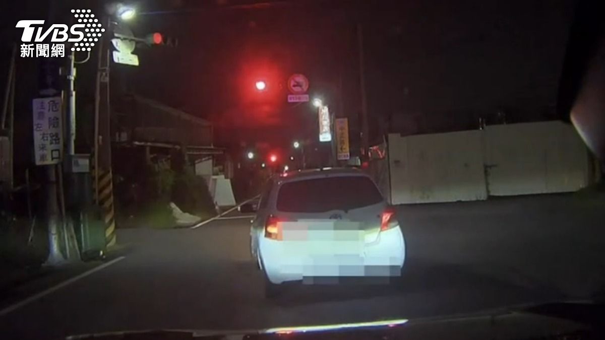 張男未開大燈被警攔查後直接逃逸。(圖/TVBS)