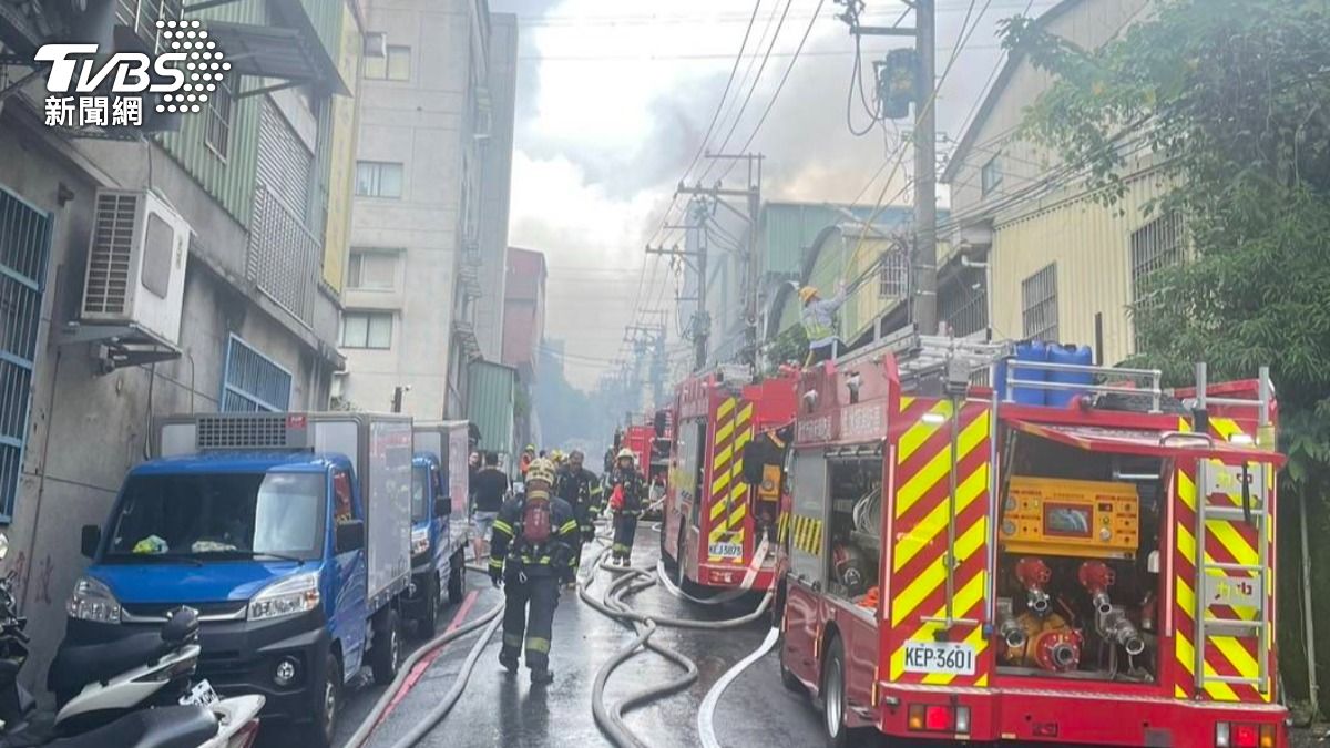 土城化學廠火警，現場燃燒面積約1千平方公尺，警消仍在搶救中。（圖／TVBS）