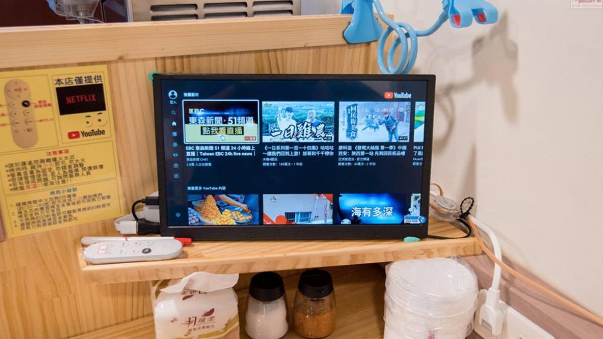 每個桌子前面都有螢幕,可以看網路電視、YouTube或Netflix。(圖/南人幫-Life in Tainan提供)