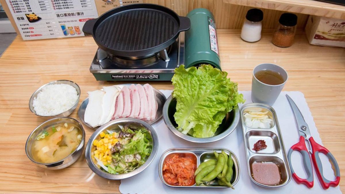 豬五花單人套餐(339元)包含湯、米飯、小菜、包肉生菜、鮮蔬沙拉、肉品豬五花各1份。(圖/南人幫-Life in Tainan提供)