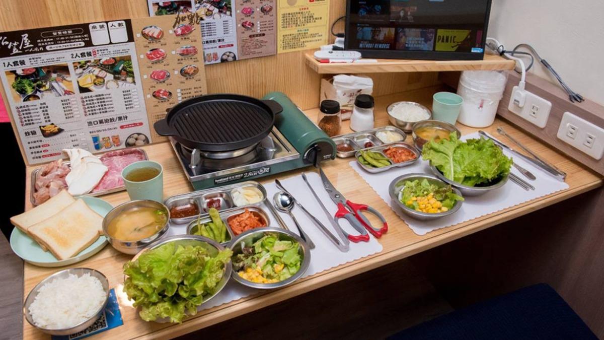 套餐皆附熱湯、米飯、小菜、包肉生菜、鮮蔬沙拉、吐司及肉品。(圖/南人幫-Life in Tainan提供)