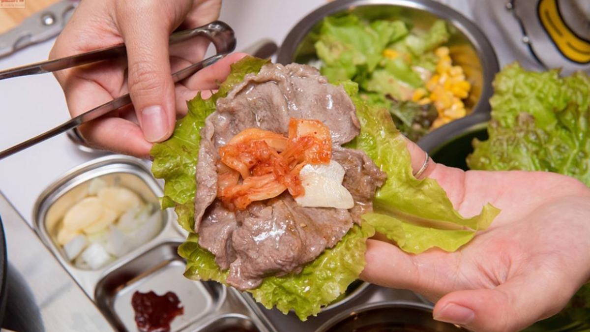 煎好後就包進生菜,再夾些蒜頭、泡菜就變成道地韓式吃法啦~(圖/南人幫-Life in Tainan提供)