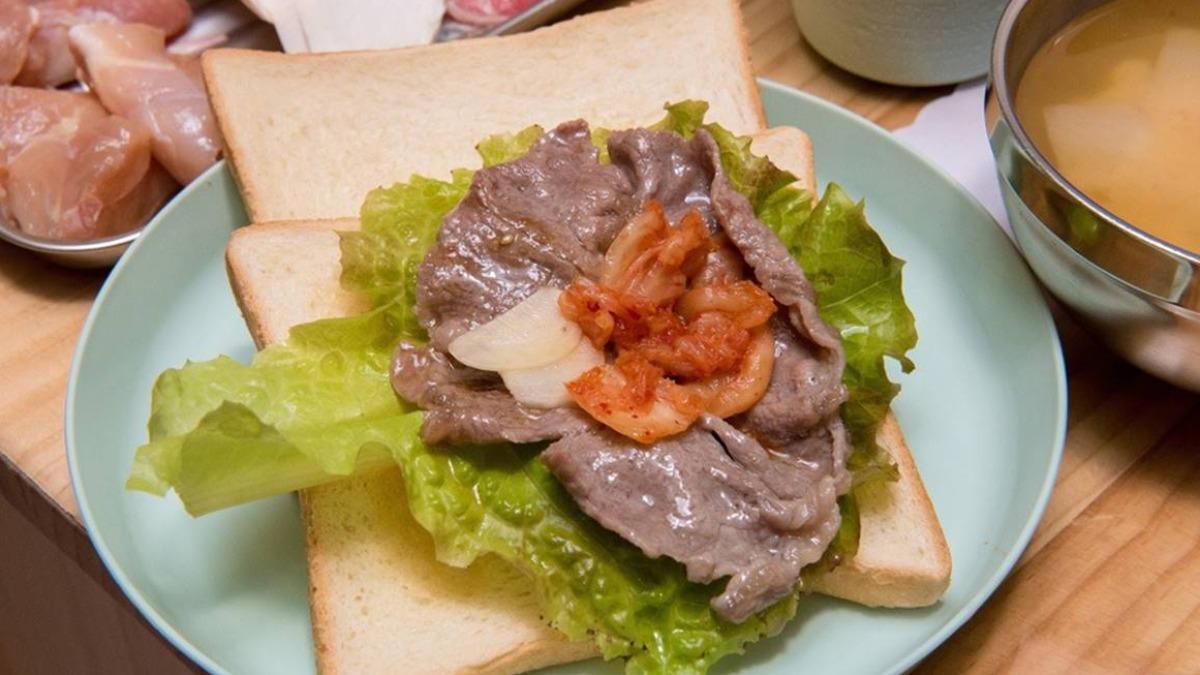 生菜包肉也能搭配吐司一起吃更飽足。(圖/南人幫-Life in Tainan提供)