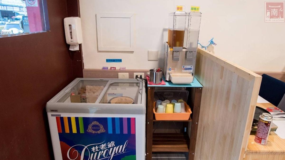 店內的飲料和冰淇淋都是自助任你吃。(圖/南人幫-Life in Tainan提供)