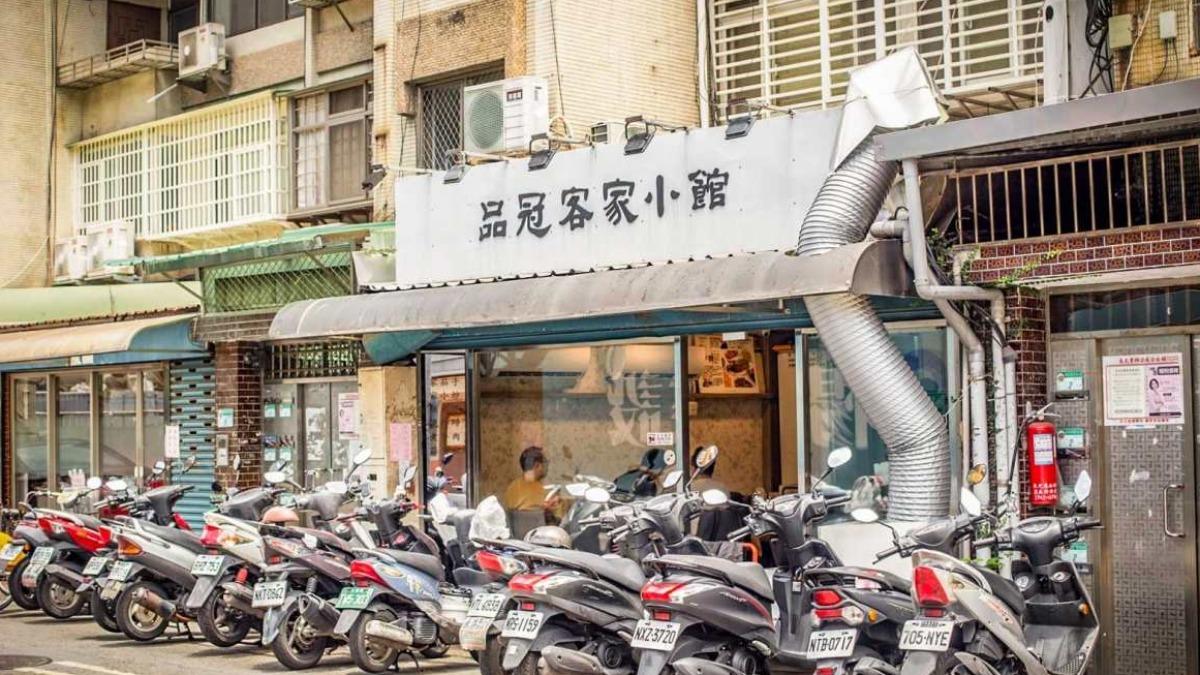 隱身巷弄人氣卻很高的「品冠客家小館」。(圖/大手牽小手。玩樂趣提供)
