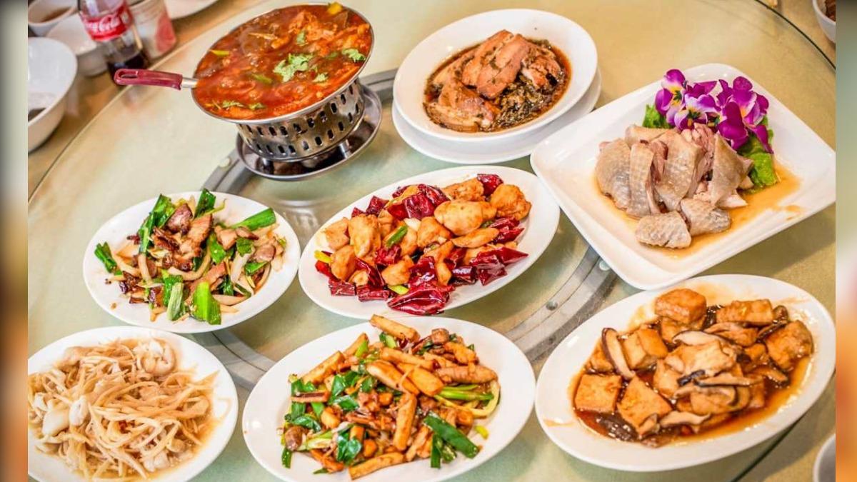 店內菜色以平價聞名,點了8道菜擺滿整桌幾乎只要2,000元。(圖/大手牽小手。玩樂趣提供)