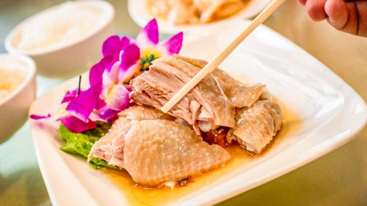 「客家鹽焗雞」(288元)肉質軟嫩不用說,滋味也相當鮮美。(圖/大手牽小手。玩樂趣提供)
