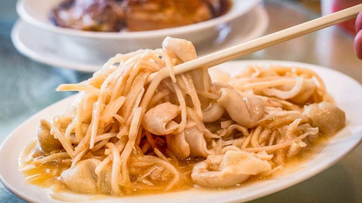 「薑絲大腸」(238元)酸味溫和不嗆口,大腸也處理得不錯。(圖/大手牽小手。玩樂趣提供)