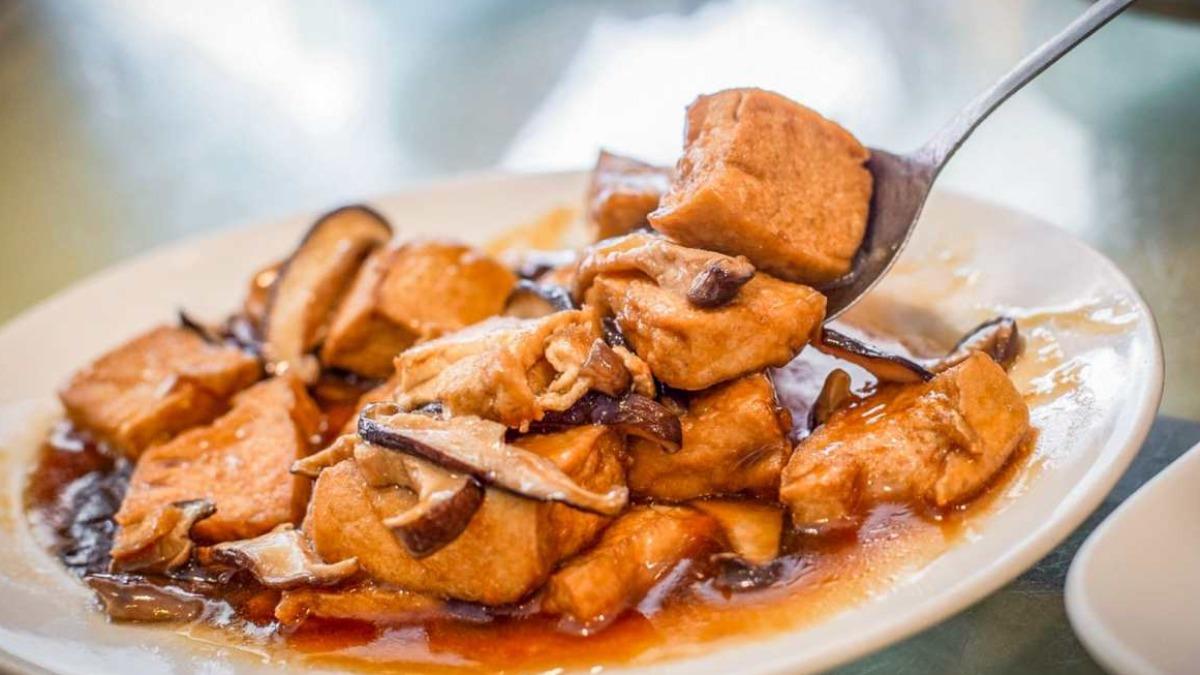「客家豆腐」(136元)外觀樸實無華,軟嫩中帶有微微甜香。(圖/大手牽小手。玩樂趣提供)