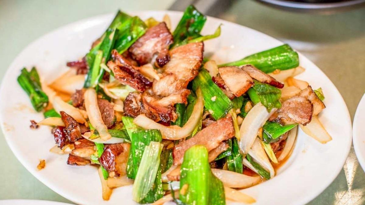 「蒜苗臘肉」(258元)鹹香滋味搭配爽脆蒜苗入口很加分。(圖/大手牽小手。玩樂趣提供)