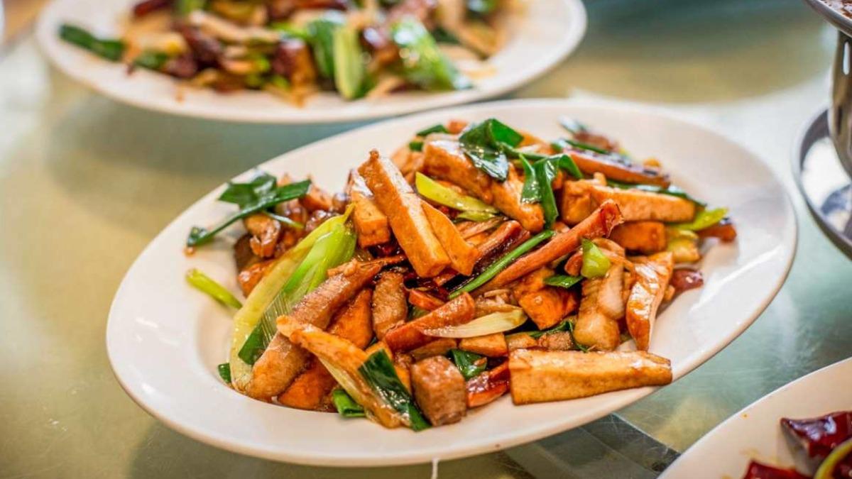 「客家小炒」(238元)做法很標準,吵得乾且入味,鹹香下飯。(圖/大手牽小手。玩樂趣提供)