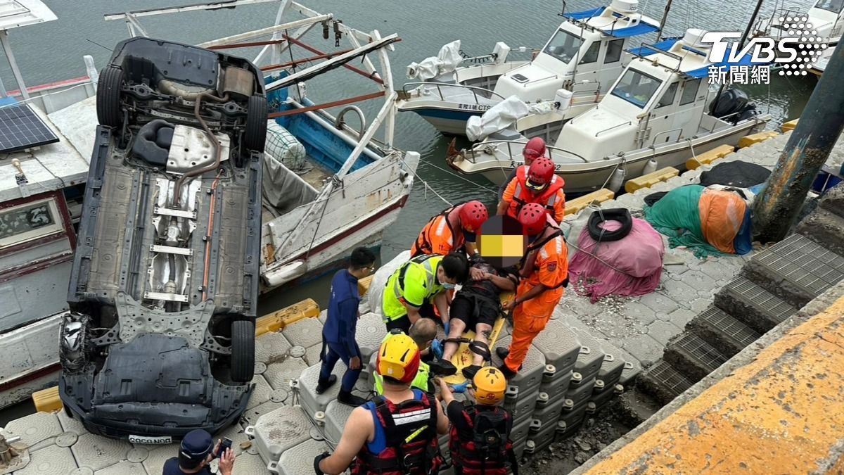 新竹漁港轎車衝落碼頭 駕駛受困急救援