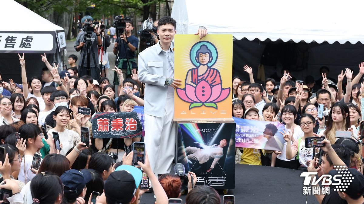 蕭秉治簽票會,5千粉擠爆信義區。(圖/張哲鳴攝)