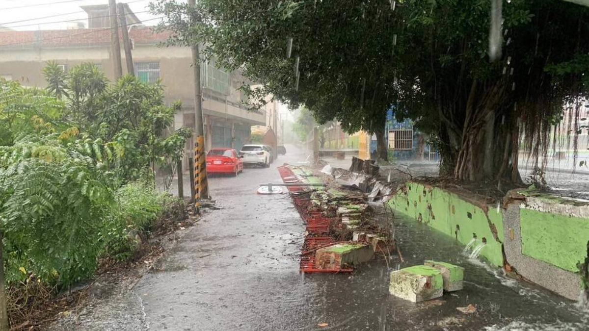 彰化雨狂炸!國小牆壁「整面倒塌」 巷道淹水急拉封鎖線