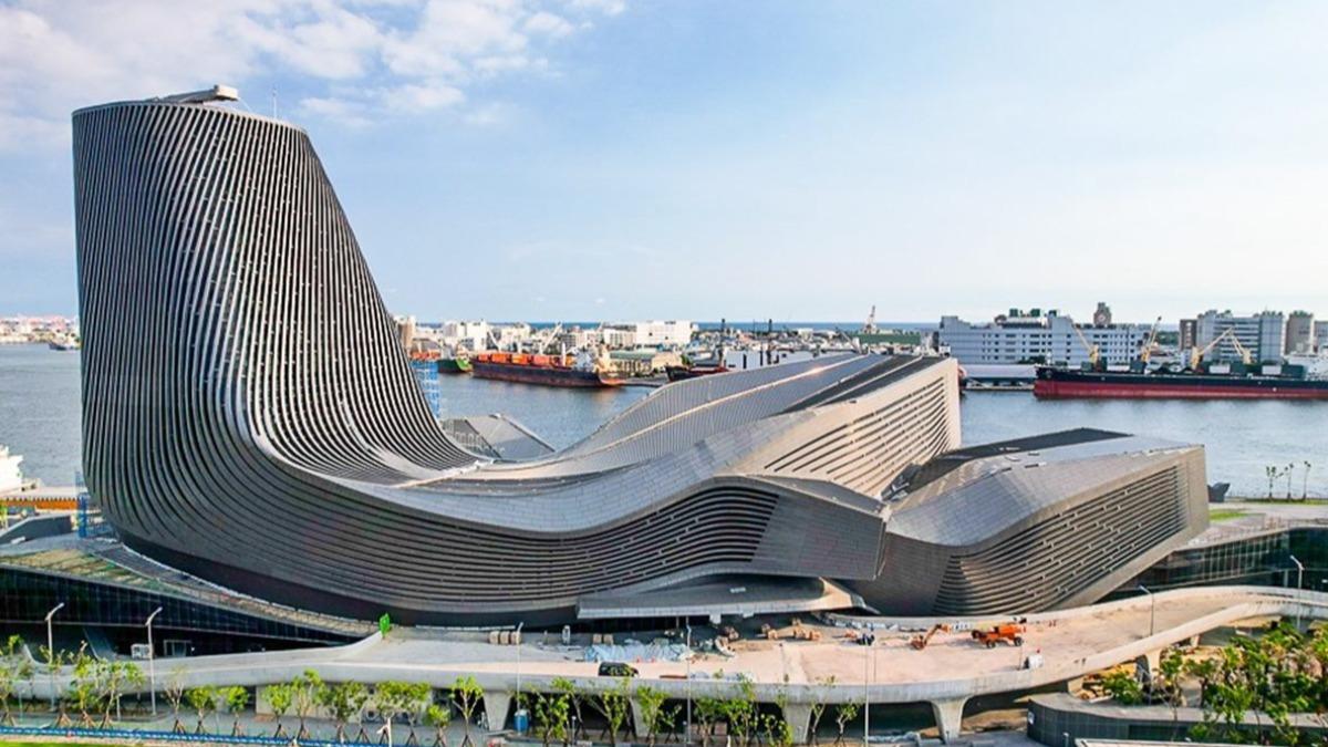 高雄港埠旅運中心是一座美觀與功能兼具的永續建築。(圖/跟著尼力吃喝玩樂提供)