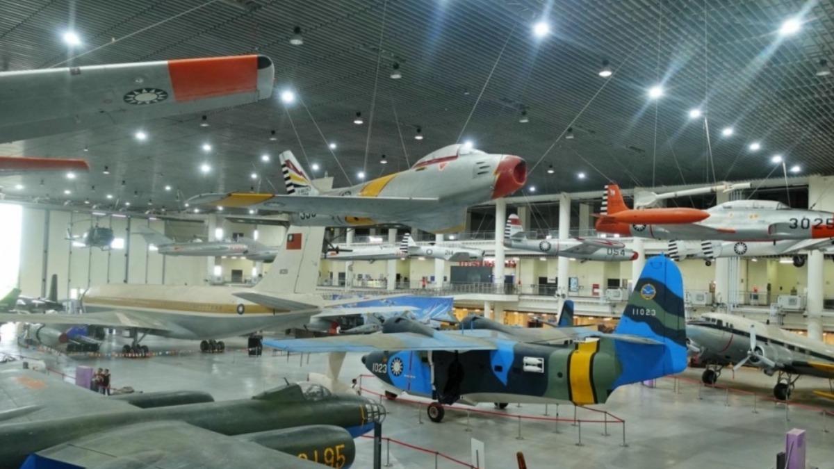 高雄岡山的航空教育展示館是全亞洲唯一懸吊飛機的博物館。(圖/佐伊時尚玩樂誌提供)
